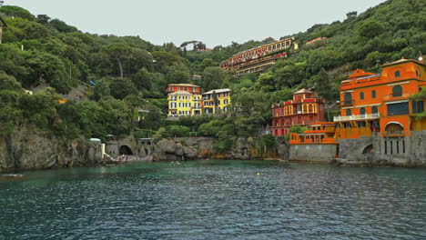 Portofino,-Eine-Malerische-Küstenstadt-In-Ligurien,-Italien,-Bietet-Lebendige-Villen-Inmitten-üppiger-Vegetation