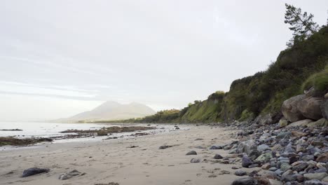 Old-Head-Beach-In-Irland-Nach-Einem-Großen-Sturm-Mit-Croagh-Patrick-Im-Hintergrund