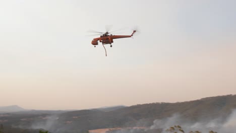 Erickson-Air---Schnaken-Nah-An-Australischem-Haus-Vorbei,-Rauchiges-Buschfeuer,-Sonnenuntergang-Durch-Eukalyptusbäume