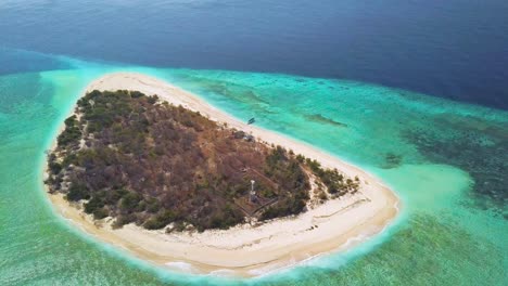 Video-Aéreo-Volando-Sobre-La-Isla-Tropical-Indonesia-De-Tabuhan-En-Medio-Del-Mar-De-Bali