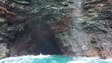 4k-Hawaii-Kauai-Bootfahren-Auf-Dem-Meer-Von-Rechts-Nach-Links-Schwebend-In-Der-Nähe-Von-Wasserfall-Und-Höhle