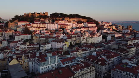 Luftaufnahme-Der-Stadt-Lissabon-Mit-Alten-Gebäuden-Und-Der-Burg-Während-Der-Goldenen-Stunde