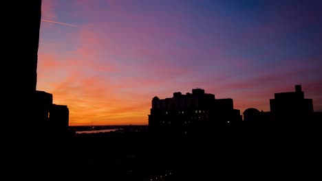 Ein-Wunderschöner-Sonnenaufgang-über-Der-Skyline-Von-Philadelphia