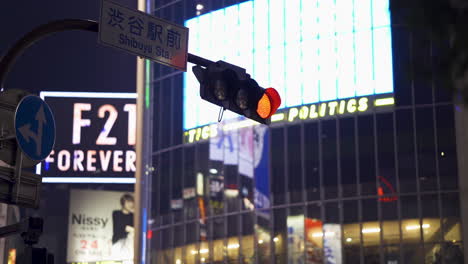 Shibuya-Scramble-Mit-Forever-Twentyone-Und-Dem-Tsutaya-Gebäude-Im-Hintergrund-Mit-Dem-Shibuya-Bahnhofsschild-Bei-Nacht