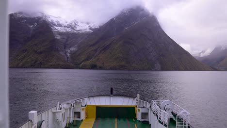 Toma-En-Cámara-Lenta-De-Un-Gran-Ferry,-Rodeado-De-Océano-Y-Un-Hermoso-Paisaje-De-Montaña-Brumosa-Frente-Al-Barco