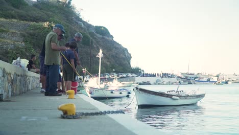 Hafenpfahl-Auf-Der-Griechischen-Insel-Amorgos,-Ägäis,-Blaues-Meer,-Boote,-Die-Im-Hafen-Schwimmen,-Festgebundene-Boote-Mit-Seilen-An-Der-Vorderseite,-Nautischer-Lebensstil,-Ruhiges,-Entspannendes-Gefühl,-Sommertag,-Fischerboote