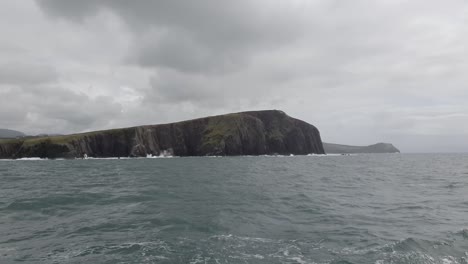 Ausfahren-In-Die-Irische-See-Vor-Der-Küste-Von-Kerry,-Land-Links-Und-Ein-Boot-Rechts