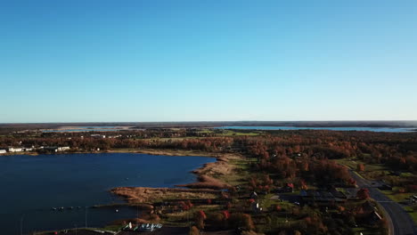 Drone-Izquierda-Panorámica-De-Turbinas-Eólicas-En-La-Costa-En-El-Campo-De-Virtsu-Estonia,-Vista-Aérea