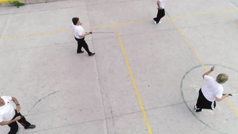 Toma-Aérea-De-Personas-Mayores-Practicando-Tai-Chi