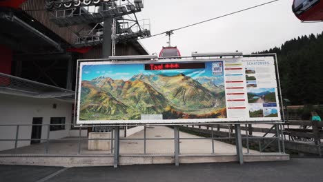 Seilbahn-Fährt-In-Die-Station-Ein-Und-Aus,-Karte-Zeigt-Das-Ziel-In-Auffach,-Österreich