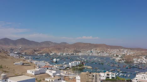 Vista-Superior-De-Una-Caleta-De-Pescadores-Ubicada-En-La-Costa-Peruana.