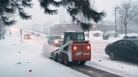 Bobcat-Limpiando-La-Acera-En-Una-Tormenta-De-Nieve