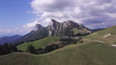 Vista-Aérea-De-Drones-Sobre-Las-Montañas-De-Los-Alpes-En-Verano