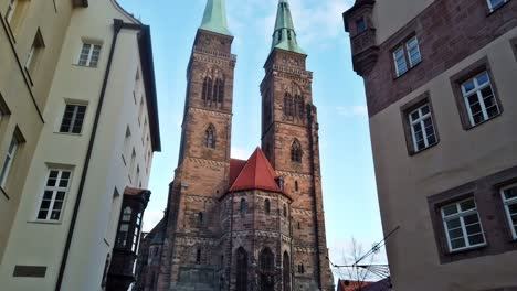 Langsame-Kameraneigung-Der-Historischen-Kirche-St