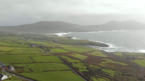 Antena-Del-Verde-Paisaje-Irlandés-Con-Hermosas-Vistas-Panorámicas-Del-Paisaje-Marino.