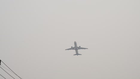 Ciudad-Gris-Con-Smog-En-Lo-Alto-Con-Un-Avión-Pasando-En-Chiang-Mai,-Tailandia