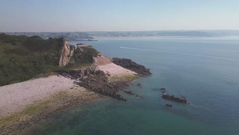 Luftaufnahme-Einer-Drohne-über-Der-Granitküste-Der-Französischen-Bretagne-Bei-Sonnenlicht