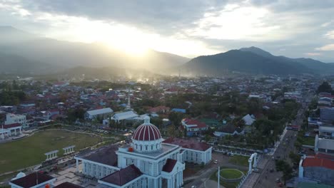 Toma-Aérea-De-La-Oficina-Del-Alcalde-De-Palopo---Casa-Blanca-Indonesia