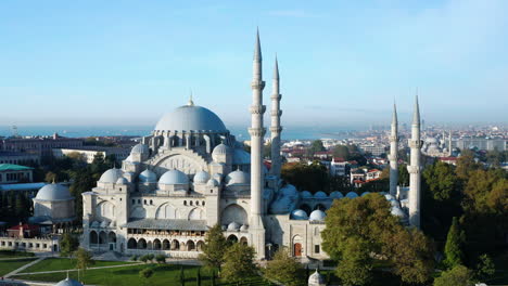 Toma-Aérea-Panorámica-De-Izquierda-A-Derecha-De-La-Mezquita-De-Süleymaniye,-Estambul,-Turquía