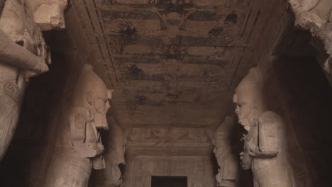 La-Entrada-Del-Templo-De-Abu-Simbel-Con-Estatuas-De-Osiris.