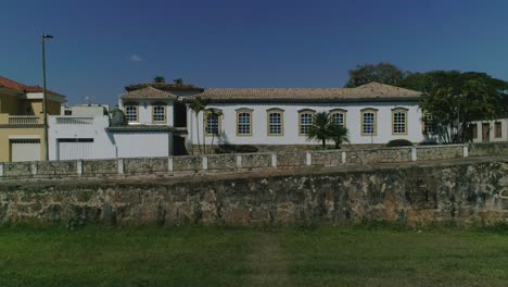 Panoramic-drone-footage-of-a-historical-city-in-Minas-Gerais,-Brazil