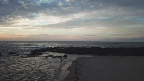 Japanischer-Strand,-Sonnenuntergang,-Gewitterwolken