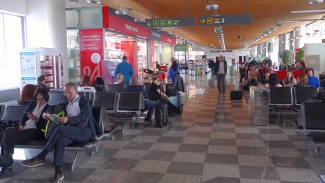 Internationaler-Flughafen-Ljubljana.-Menschen-Im-Terminal