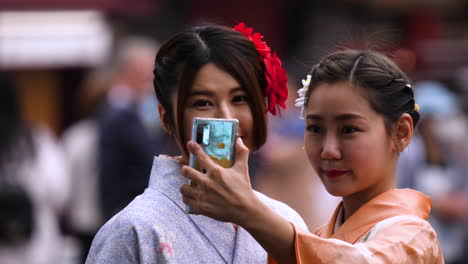 Toma-Estática-De-Mujeres-Tomándose-Selfies-De-Amigas,-En-Las-Calles-De-Asakusa,-En-Tokio,-Japón.