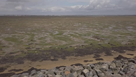 Vista-Panorámica-Lateral-De-La-Playa-Estran-De-Oleron-Con-El-Puente-Para-Llegar-Al-Continente.