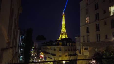 Zeitraffer-Des-Eiffelturms-Während-Der-Nacht-Und-Aufnahme-Des-Richtigen-Moments,-Wenn-Der-Turm-Mit-Lichtern-Einen-Besonderen-Effekt-Erzeugt