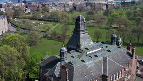 Altes-Schulgebäude,-Umgebaut-In-Wohnungen-Neben-Einem-Stadtpark-|-Edinburgh,-Schottland-|-Aufgenommen-In-4K-Bei-30 fps