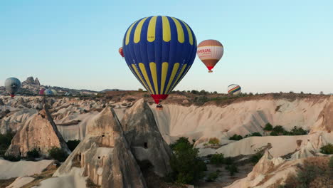 Flypast-of-a-hot-air-balloon-at-Goreme-Cappadocia,-Turkey