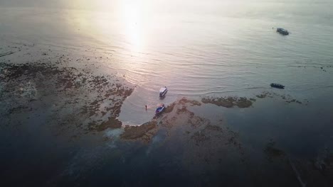 Boote-An-Einem-Strand-Von-Gili-Air-Während-Des-Sonnenuntergangs