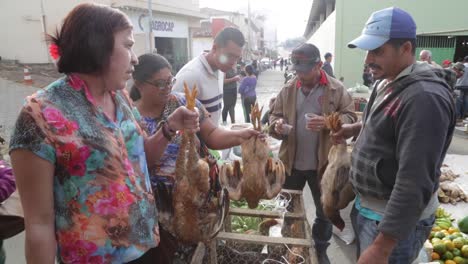 Huhn-Verkauft-Auf-Einem-Straßenmarkt-In-Minas-Gerais,-Brasilien