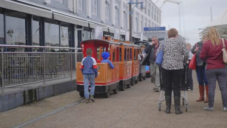 Kind-Jagt-Und-Klettert-Auf-Eine-Straßenbahn-In-Kapstadt