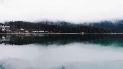 Ein-Sehr-Ruhiger-See-Im-Eibsee-Mit-Sehr-Tief-Hängenden-Wolken