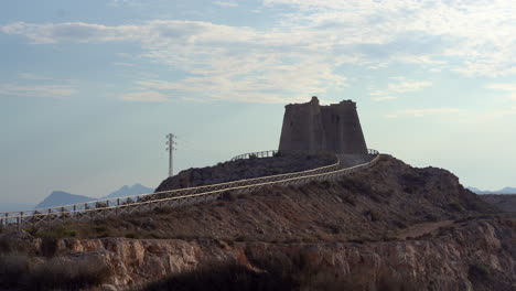 Sendero-Que-Conduce-A-La-Torre-De-Mesa-Roldan-En-Almería,-España