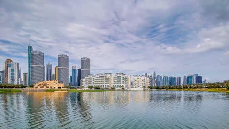 Zeitraffervideo-Der-Jumeirah-Islands-In-Dubai,-Mit-Der-Skyline-Von-JLT-Am-Horizont