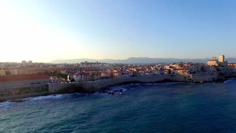 Vista-De-Drones-De-La-Ciudad-De-Antibes-Desde-El-Mar-En-El-Sur-De-Francia-Riviera-Francesa