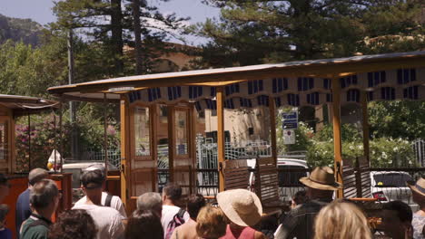 Alte-Orangefarbene-Vintage-Straßenbahn-In-Soller,-Die-Durch-Die-Stadt-Fährt