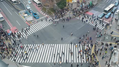 Menschen-überqueren-Den-Berühmten-Shibuya-Kreuzung-In-Tokio,-Japan