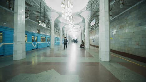 U-Bahnstation-Mit-Dekorationen-An-Der-U-Bahn-Station-Taschkent