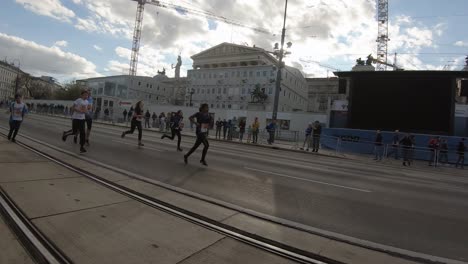 Kinder-Laufen-Beim-Marathon-In-Wien,-Österreich-2019