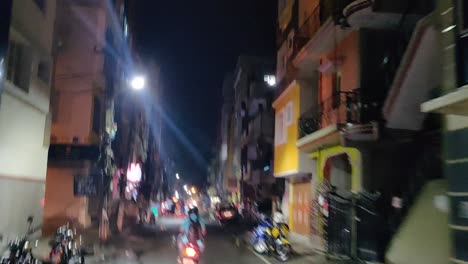 Vista-Nocturna-De-Una-Pequeña-Calle-En-Bangalore