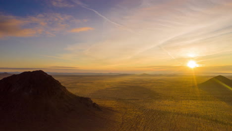 Betrachten-Sie-Den-Atemberaubenden-Übergang-Von-Der-Sonne-Zum-Mittag-über-Der-Landschaft-Von-Kalifornien---Hyperlapse