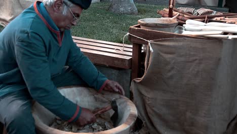 Mittelalterlicher-Handwerker,-Zimmermann,-Der-Eine-Große-Schüssel-Mit-Einem-Meißel-Und-Anderen-Tischlerwerkzeugen-Schnitzt,-Äxte,-Sägen-Und-Ahlen,-Heimwerker-Haushaltsgegenstände-Und-Möbel