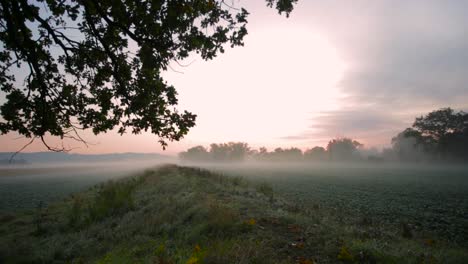 Die-Friedliche-Landschaft-Des-Zlotoryja-Landes-Im-Südwesten-Polens-An-Einem-Nebligen-Morgen---Weitwinkelaufnahme