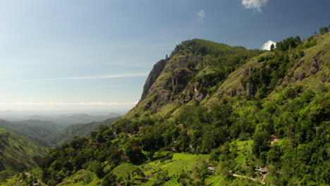 Luftaufnahme:-Drohnenaufnahmen-Sri-Lanka-Ella-Rock