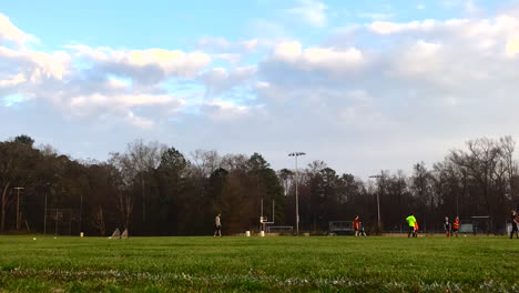 Zeitraffer-Von-Kindern,-Die-Auf-Dem-Feld-Fußball-Spielen