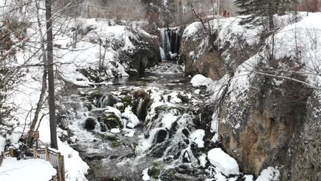 Arroyo-De-Cascada-Que-Fluye-Con-Nieve-En-Invierno-En-4k